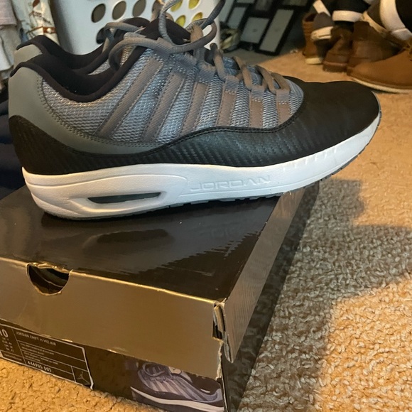 Jordan comfort 11 viz air. Size 10. Like new condition. - Picture 5 of 8